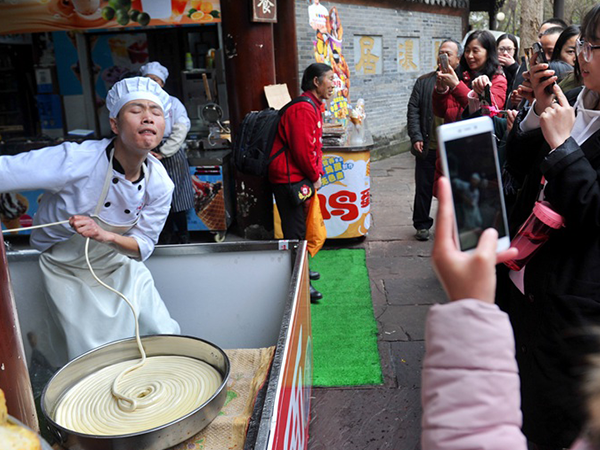 視頻制作讓拉面館爆紅20天，游客“五碗不過(guò)崗”